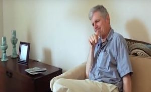 Hombre con Parkinson consume marihuana por primera vez y esto fue lo que le sucedió