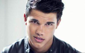 ¡Mino! Taylor Lautner lució cuerpazo en playas mexicanas