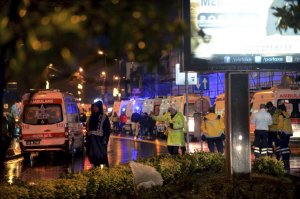 Al menos 39 muertos en tiroteo en fiesta de Año nuevo en Estambul