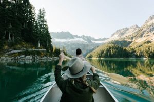 Estudio asegura que viajar te hace más feliz que casarte
