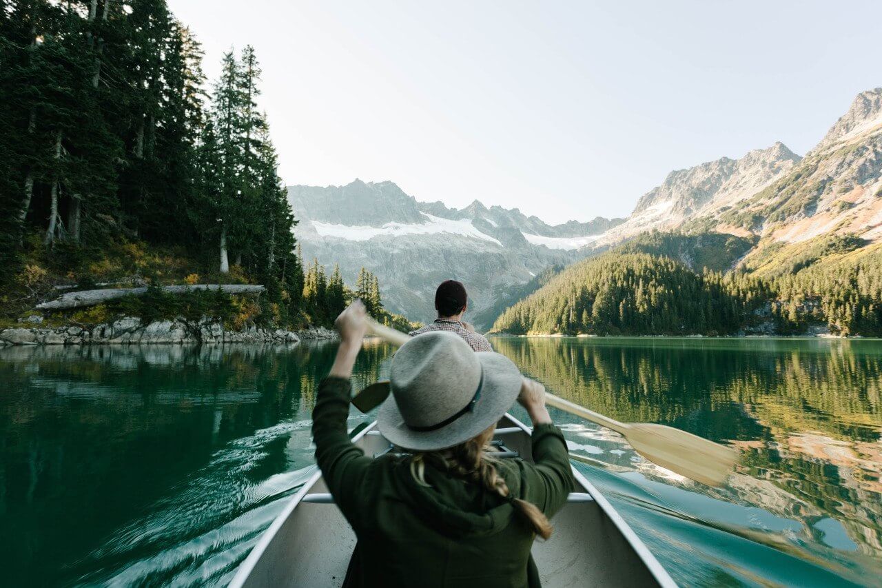 Estudio asegura que viajar te hace más feliz que casarte