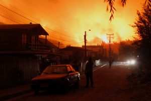 El fuego destruyó el pueblo de Santa Olga en la Región del Maule y dejó una víctima fatal