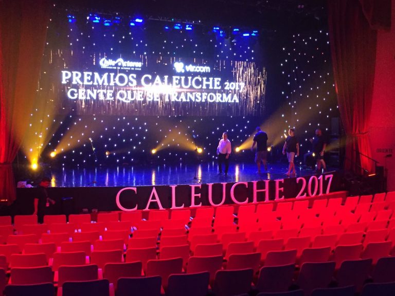 Lorena Capetillo sacó aplausos en la alfombra roja de los Premios Caleuche 2017