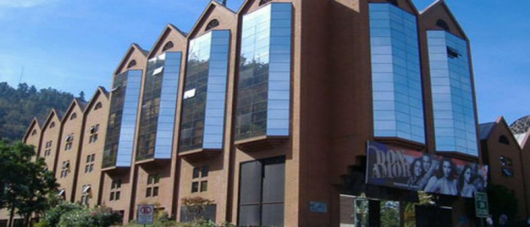 Conocido rostro habría renunciado a Canal 13 por no concretar proyectos