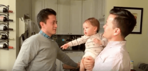 Mira cómo reacciona este bebé al conocer al gemelo de su papá