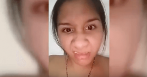 Las divertidas caras de esta niña cantando te harán reír a carcajadas