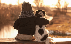 ¡Aww! Este niño y su perro son los mejores amigos de la vida