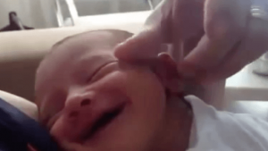 ¡Para morir de amor! Mira la tierna reacción de este pequeño al dormir