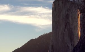 ¡Impresionante! Graban cascada de fuego en EE.UU.