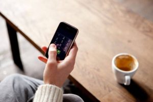 Compró un celular, ¡y tenía el número personal de varias celebridades!