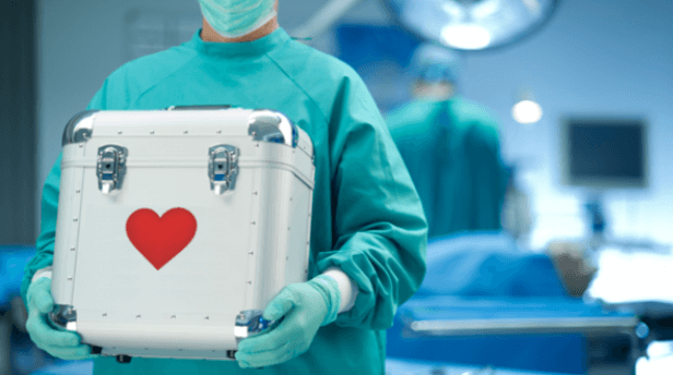 Médico con una caja con un corazón