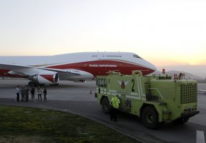 Avión Supertanker realiza primera descarga de agua del día en Hualañé