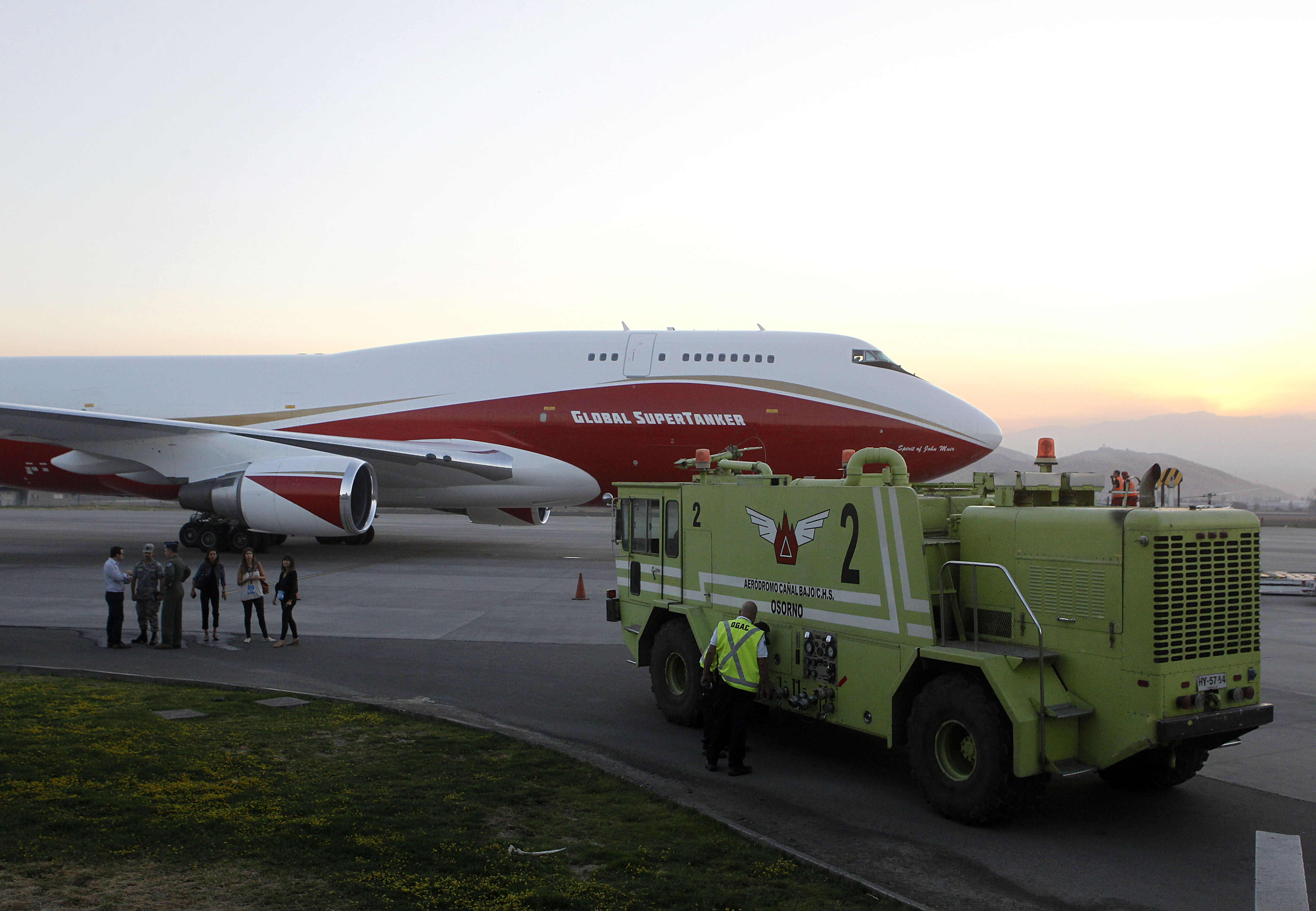 Avión Supertanker realiza primera descarga de agua del día en Hualañé