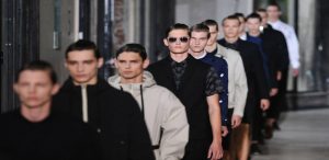 ¡Son iguales! Hijo de famoso cantante británico debutó como modelo