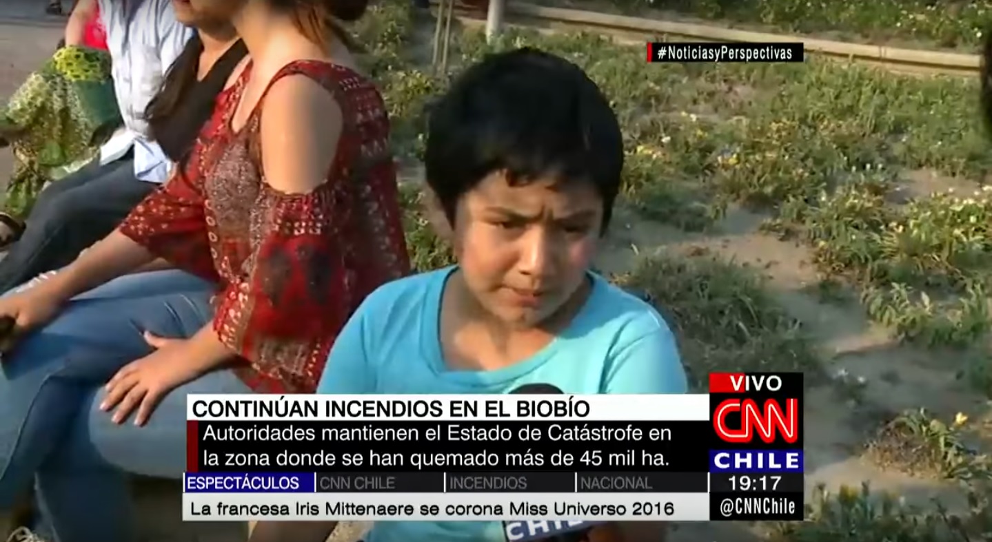 Niño de Portezuelo saca aplausos con potente mensaje en plena cobertura por los incendios