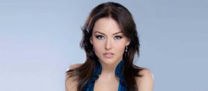 Angelique Boyer luce su escultural figura mientras disfruta de la playa