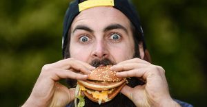 Descubren nuevo peligro asociado a la comida chatarra