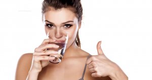 Descubre los beneficios de beber agua a la hora correcta