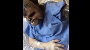 ¿La viste? Mujer da a luz con una máscara de "Star Wars"