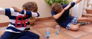 Mira la emocionante respuesta de este niña al lograr el bottle flip challenge