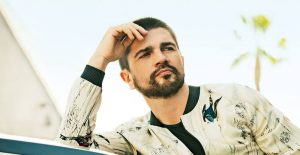 Juanes comparte nostálgica foto de su anuario escolar
