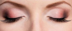Descubre cómo cuidar tus párpados en 3 simples pasos