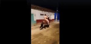 ¿Por qué esta pareja andaba desnuda arriba de un caballo en Colombia?