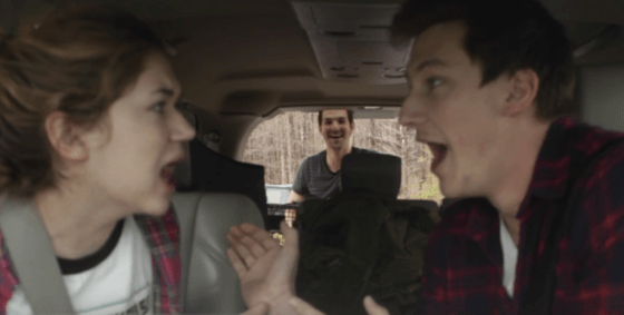 Esta joven despertó de un cirugía y sus hermanos le hicieron una gran broma