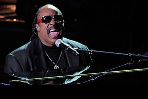 Revisa la sorpresiva reacción de Stevie Wonder al escuchar una de sus canciones en un hotel