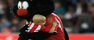 Niño con cáncer terminal fue premiado con el gol del mes en la Premier League