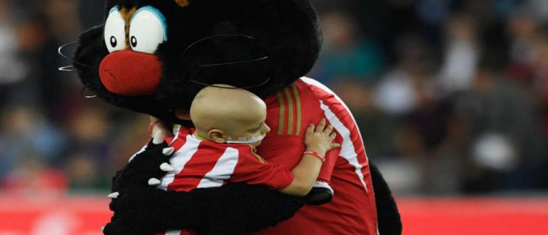Niño con cáncer terminal fue premiado con el gol del mes en la Premier League