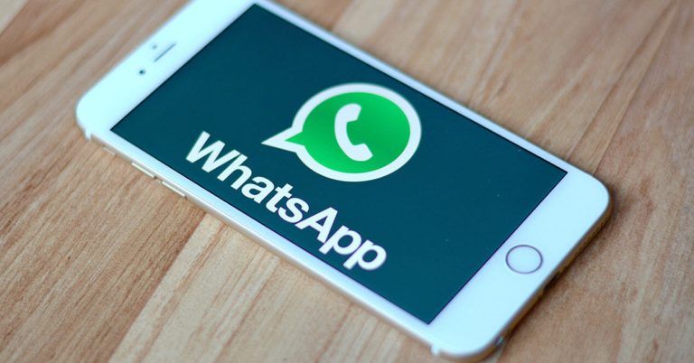 Celular y aplicación WhatsApp