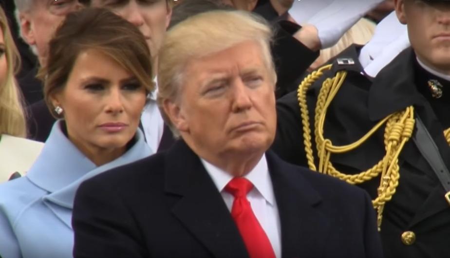 La risa fingida de Melania Trump hacia su esposo Donald Trump