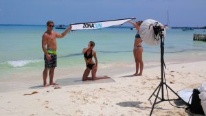 Modelo de 63 años protagoniza espectacular sesión de fotos junto a sus hijas