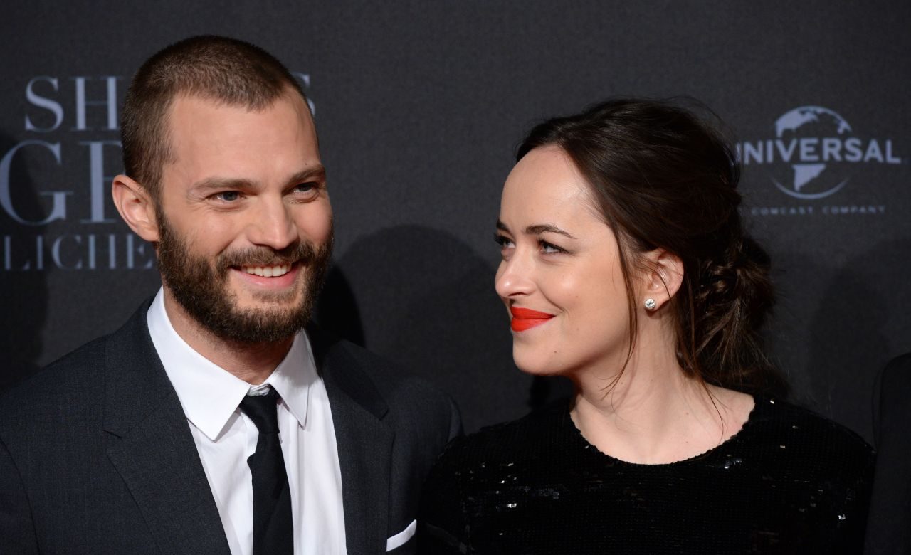 Dakota Johnson cautivó con sensual vestido en el estreno de "50 sombras más oscuras" en Hamburgo