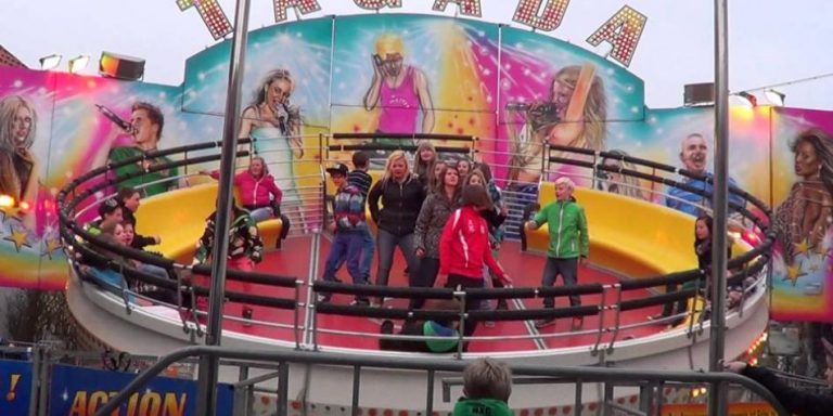 Esta mujer se subió a un juego mecánico y se quedó sin ropa