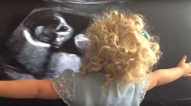 ¡Para morir de amor! Mira la reacción de esta niña al ver la ecografía de su hermana