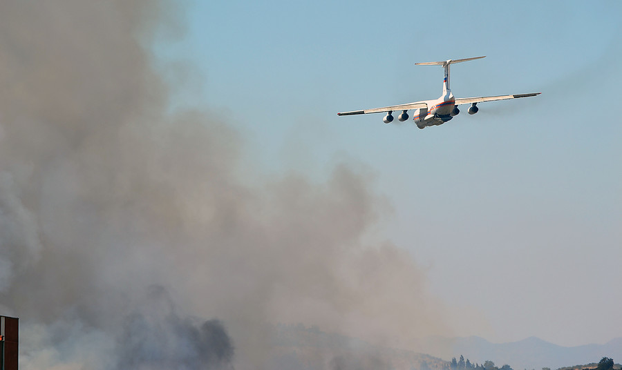 Supertanker e Ilyushin combaten el fuego en zona con alerta roja en San Antonio