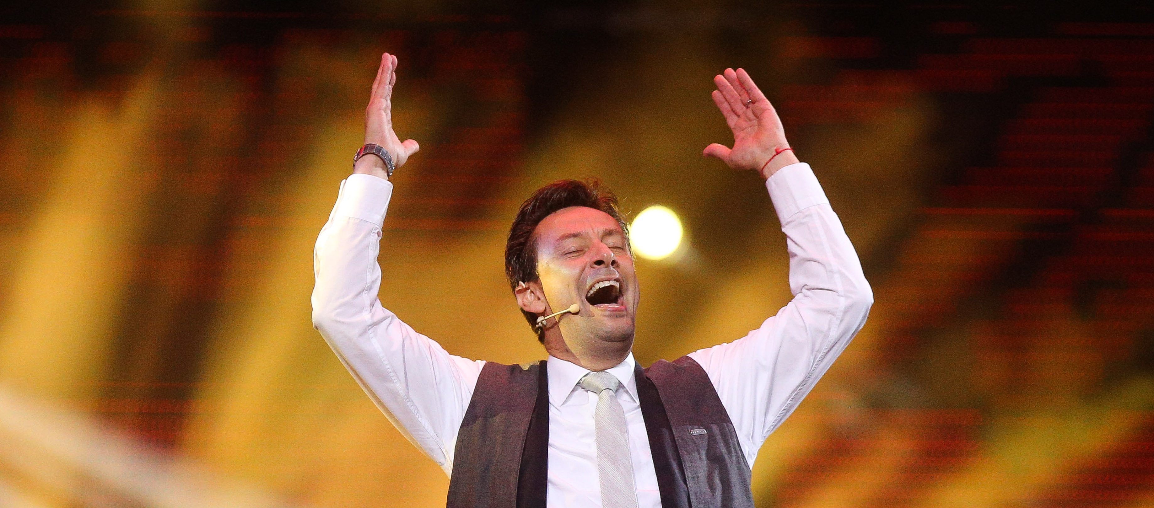 ¡Así reaccionaron en redes sociales! El error del humorista Mono Sánchez sobre Maluma que algunos notaron