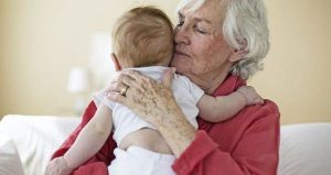 ¡Digno de imitar! Conoce la iniciativa que le pagará a las abuelas por cuidar a sus nietos