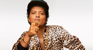 Acusan a Bruno Mars de realizar presentación de 5 minutos y con playback en España