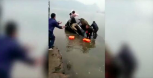 ¿Qué? Hombre lanza por el aire a su pequeña hija para evitar que se ahogue