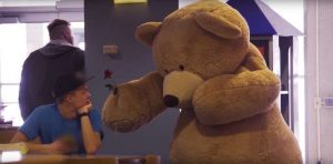 ¡Aww! Este tierno oso de peluche reparte amor en el Día de los enamorados