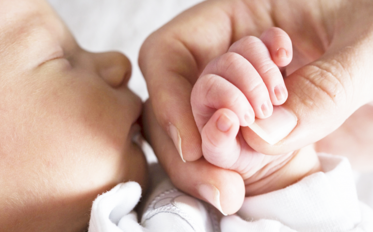 ¿Postnatal de un año? Conoce la campaña que inició una madre chilena