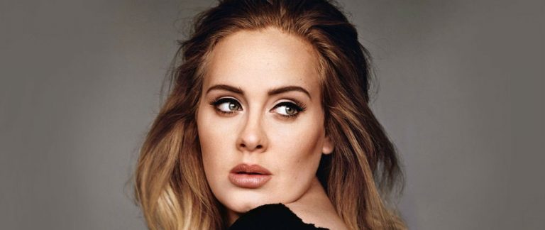 Adele en fondo gris