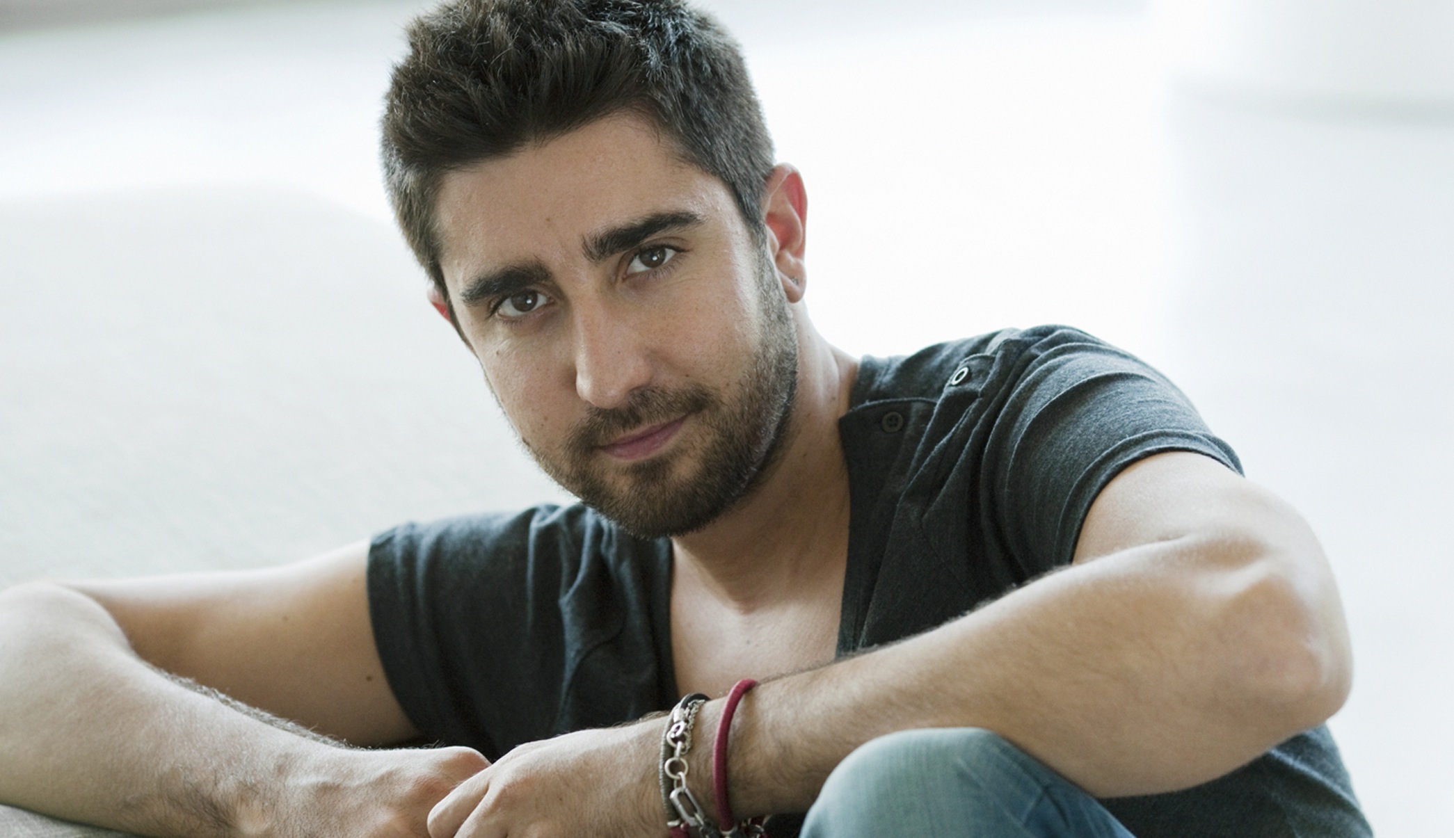 Conoce "Míranos", el nuevo single de Álex Ubago