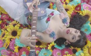 ¡Disfruta del colorido video de "Amárrame", lo nuevo de Mon Laferte con Juanes!