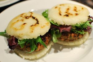 Comida internacional a tu mesa: Prepara unas ricas arepas y unos deliciosos patacones