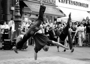 Mira el increíble baile de un hombre que vive en la calle