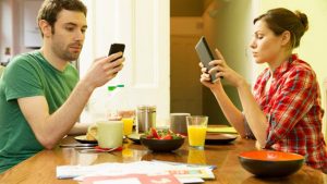 ¡Usted no lo haga! Consejos para que sobreviva el amor en tiempos tecnológicos